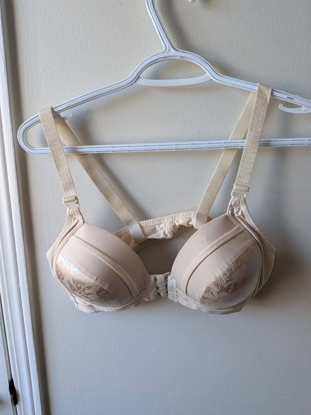 NWOT Smooth Padded Underwire Front Closure Bra in Light Beige